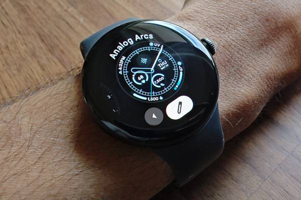 The 'Analog Arcs' watch face on a Pixel Watch.