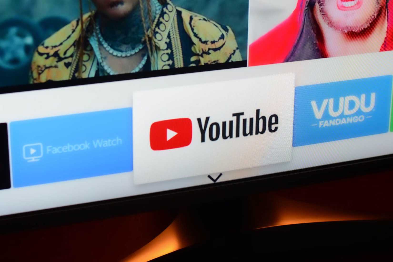 YouTube на экране смарт‑телевизора.