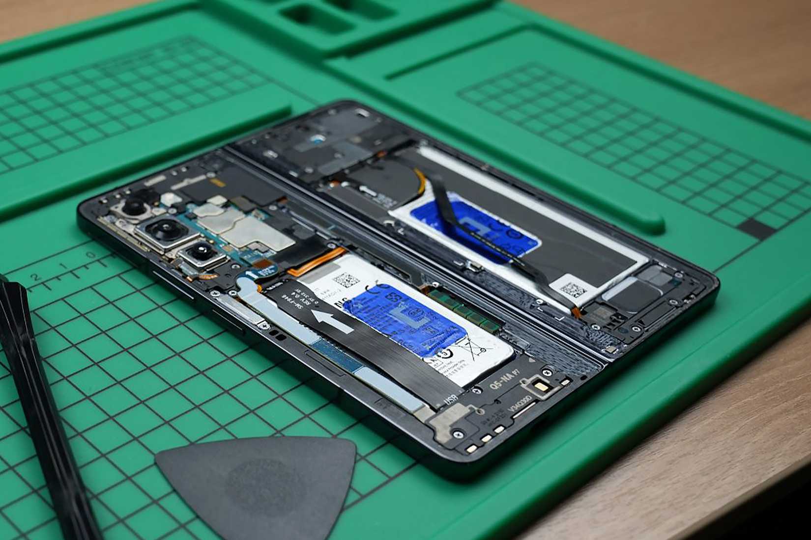 Как защитить личные данные на смартфоне Samsung Galaxy при ремонте Смартфон Samsung Galaxy Z Fold 4 в разобранном виде для проведения ремонта.