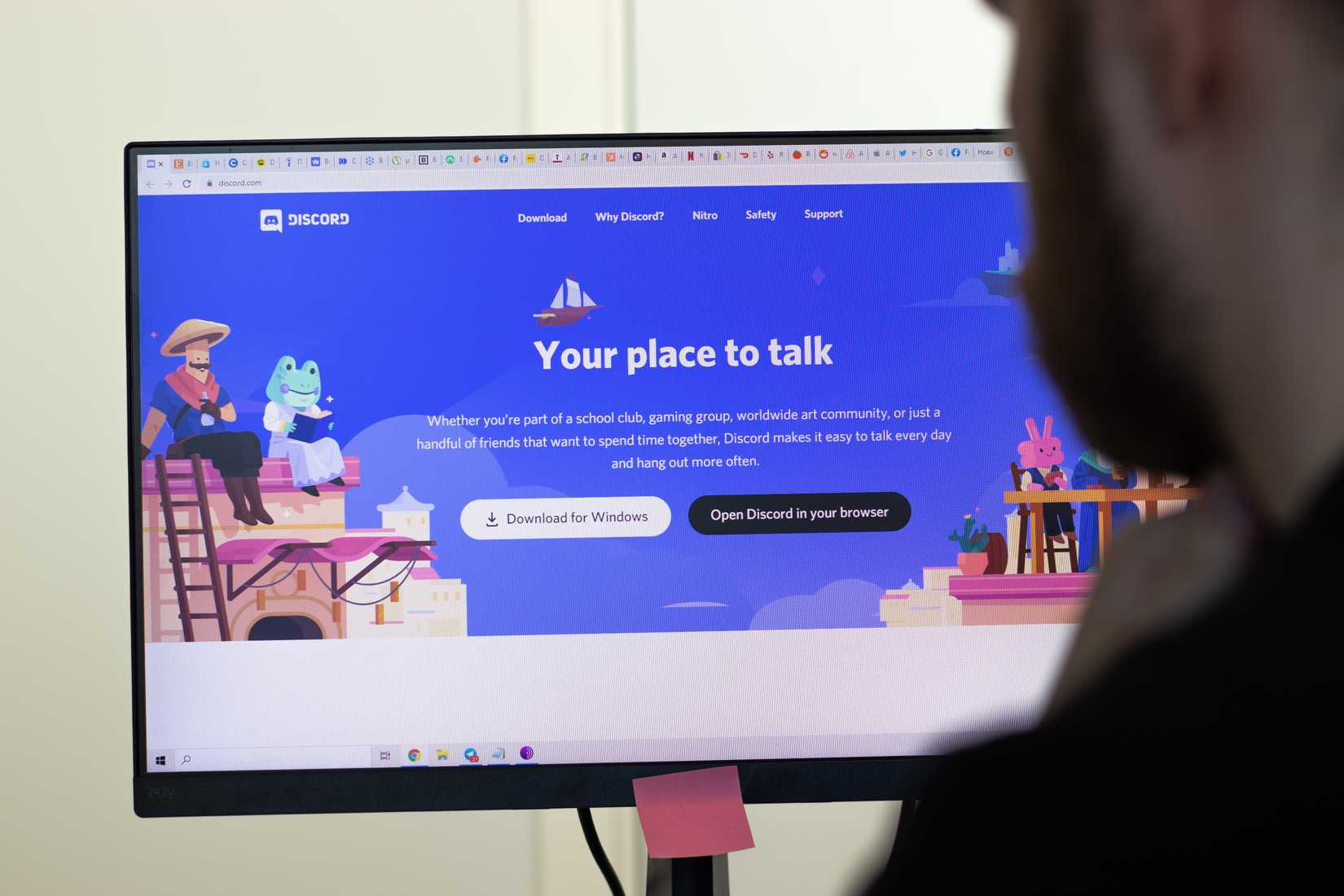 画面上の Discord Web サイトの画像。サービスを利用する男性。