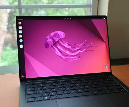 Ноутбук с Linux и текущим временем на рабочем столе.
