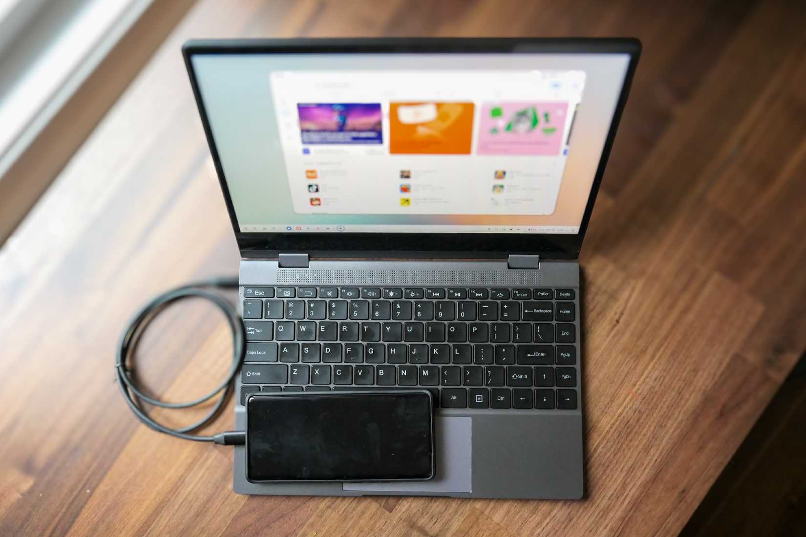 Motorola Edge подключён к UPerfect lapdock