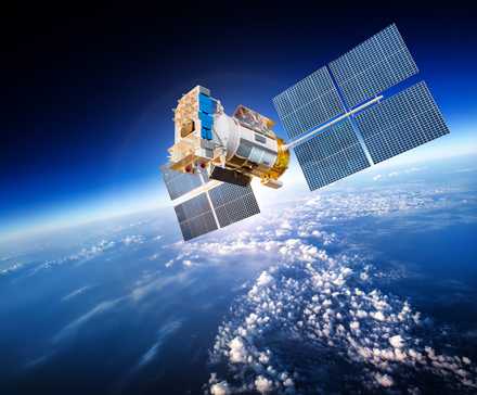 Спутник на орбите Земли.