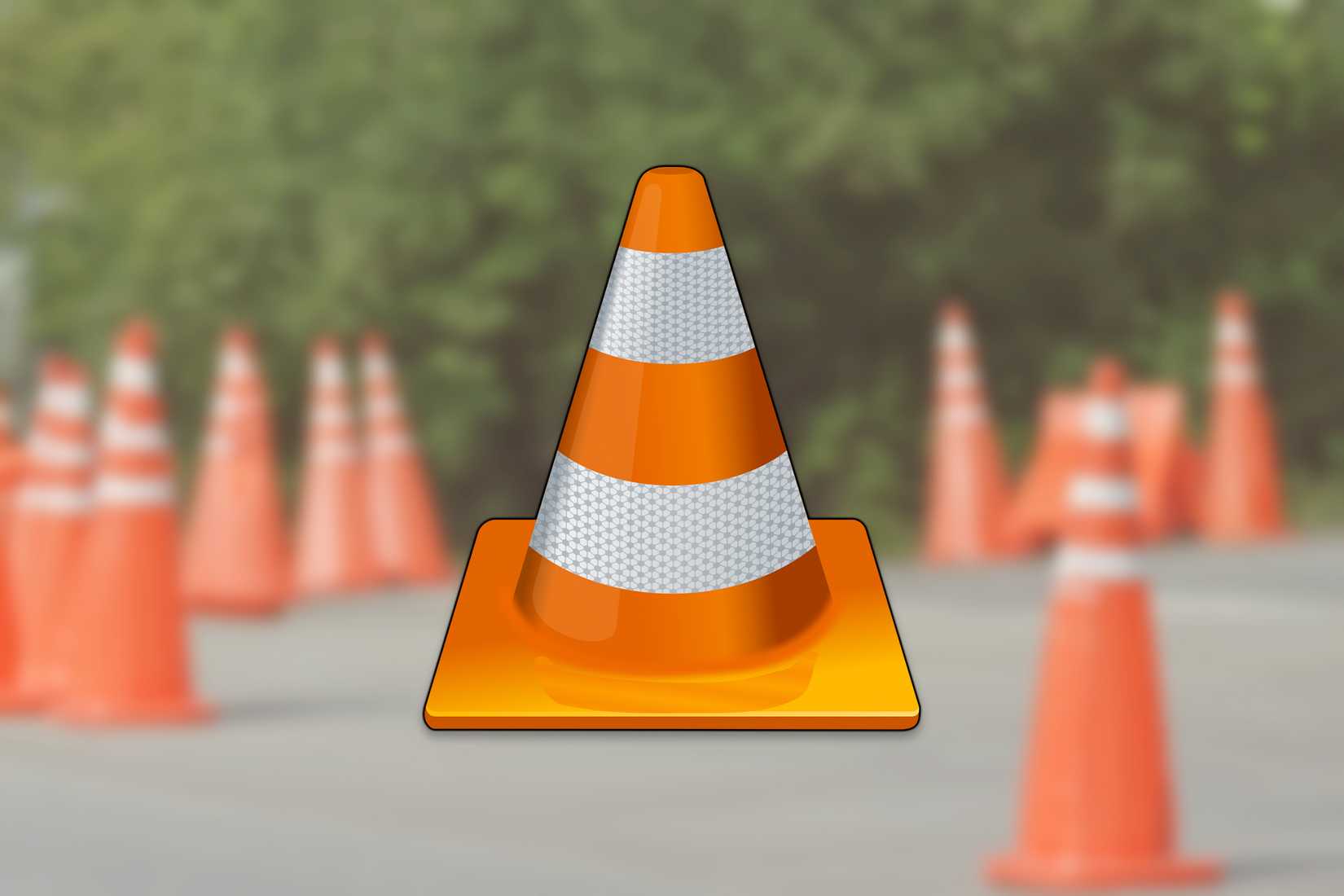 El logo de VLC sobre una imagen de conos de tráfico. 