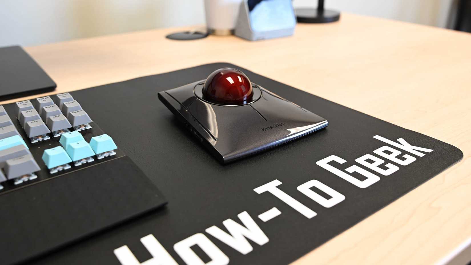 Kensington SlimBlade Pro trackball on mat for beginners