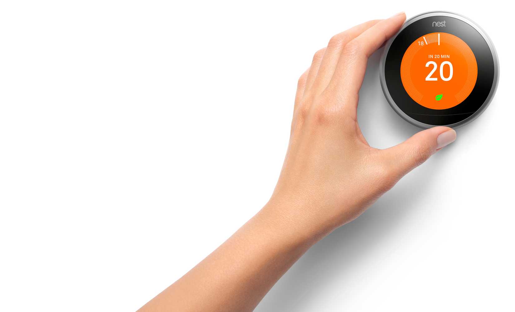 Um usuário girando o anel do Google Nest Learning Thermostat. 