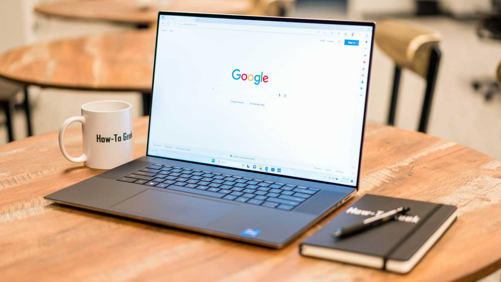 Pesquisa Google em um laptop Dell XPS.