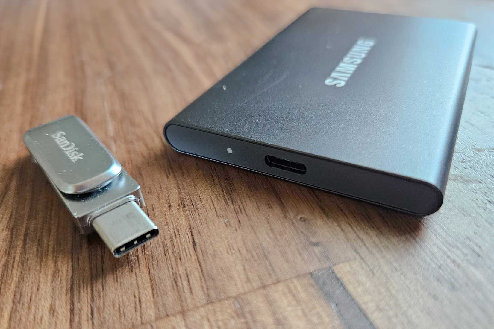 Uma unidade flash USB-C próxima a um SSD externo