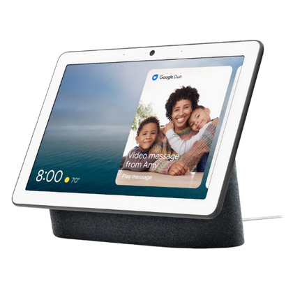 Google Nest Hub Max с фотографией семьи на экране