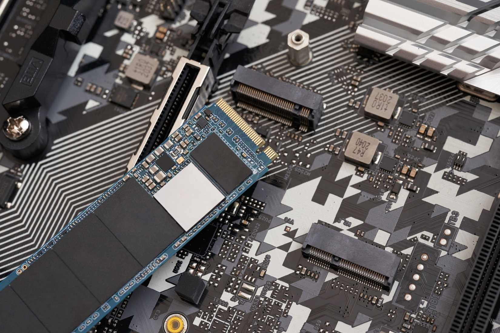 Un SSD M.2 para ordenadores personales colocado encima de una placa base.