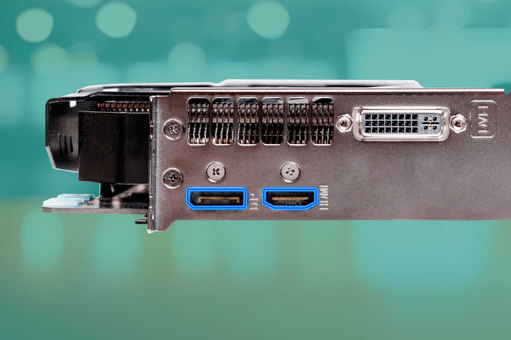 Порты DisplayPort и HDMI на видеокарте.