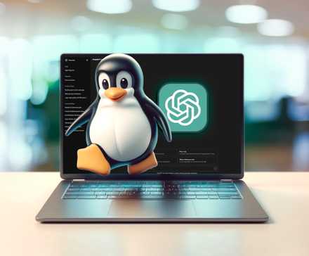 Ноутбук с открытым окном ChatGPT и маскот Linux выходит из экрана.