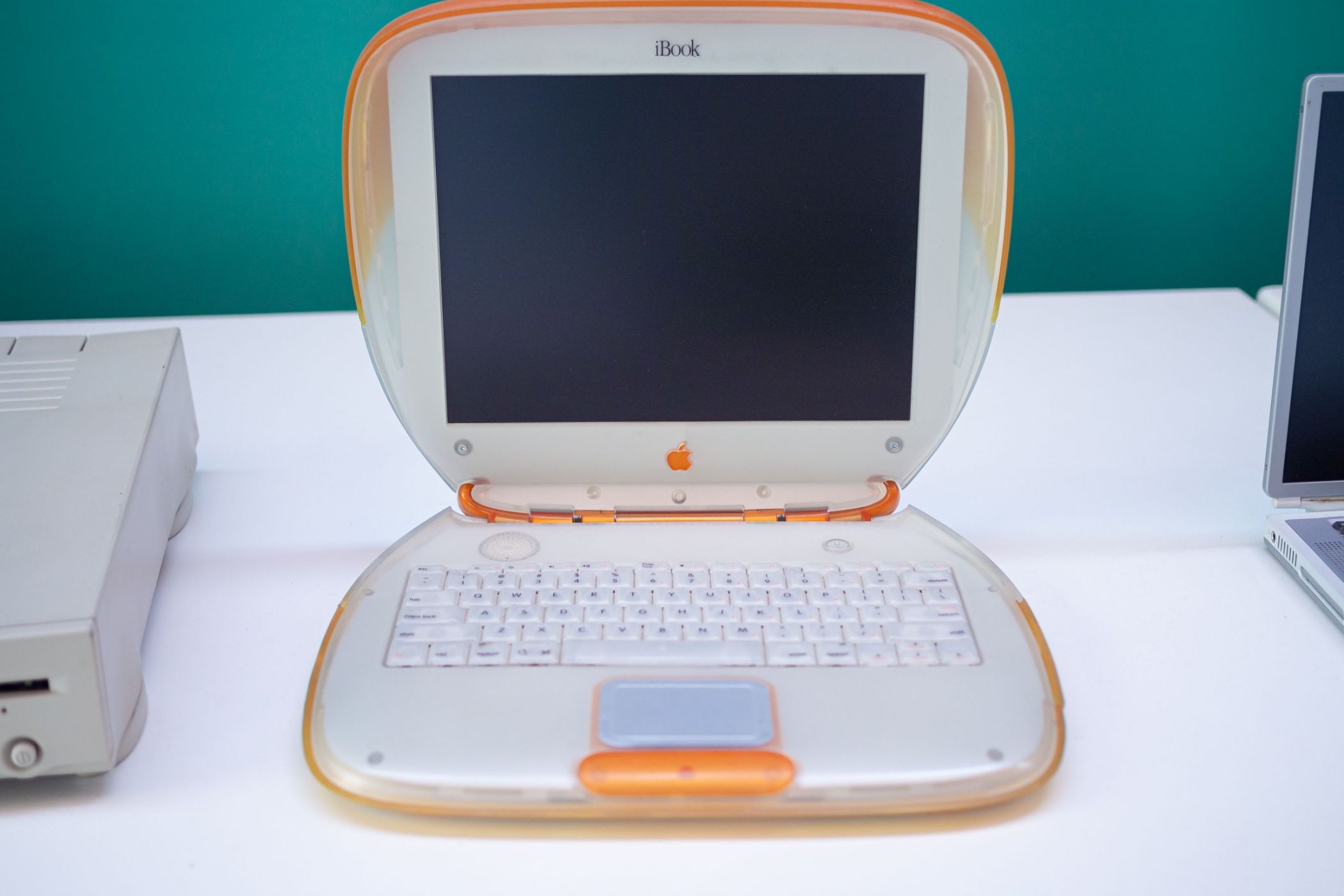 This 90s Apple iBook Has Modern USB-C Power