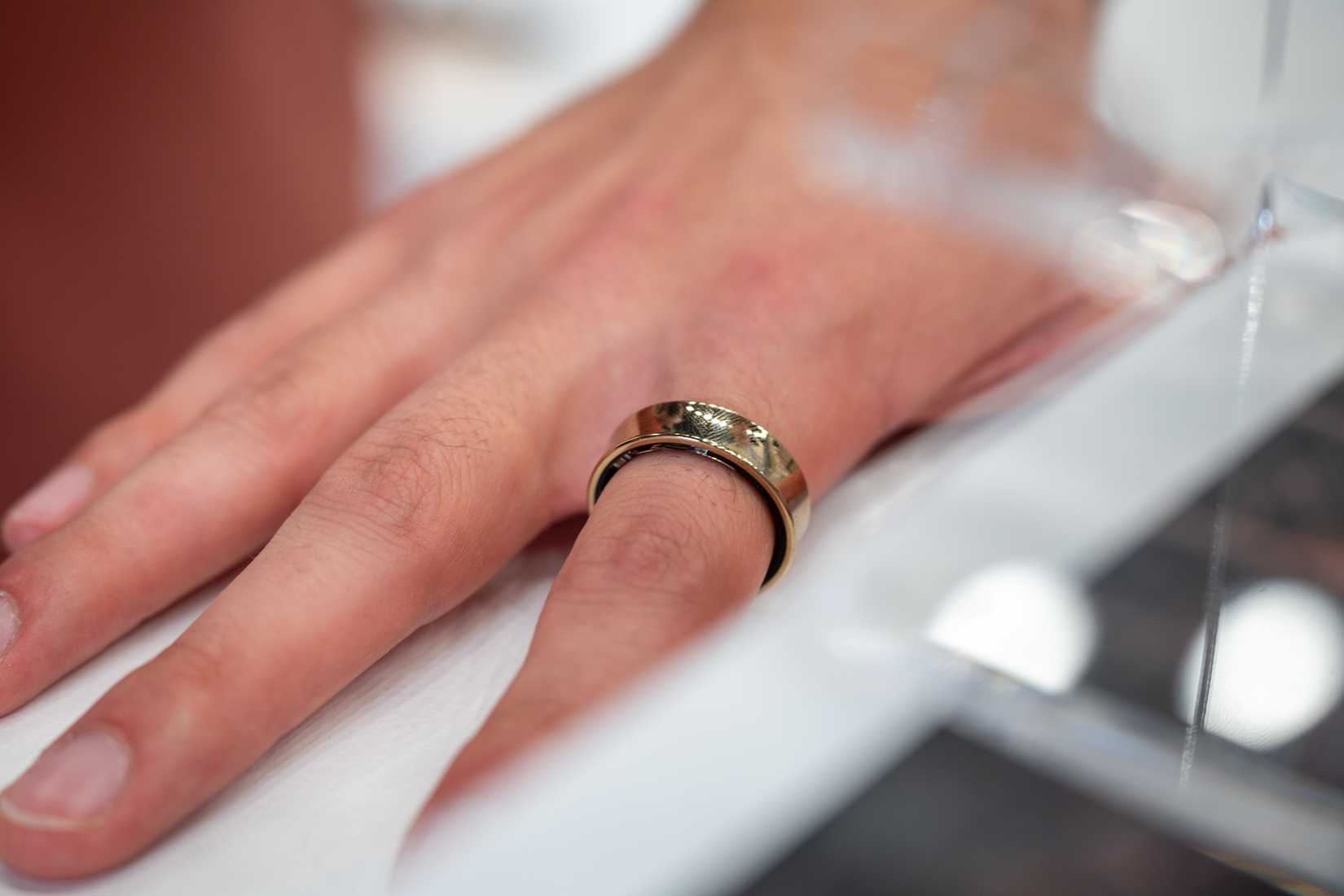 Gros plan d’une main portant le Samsung Galaxy Smart Ring.
