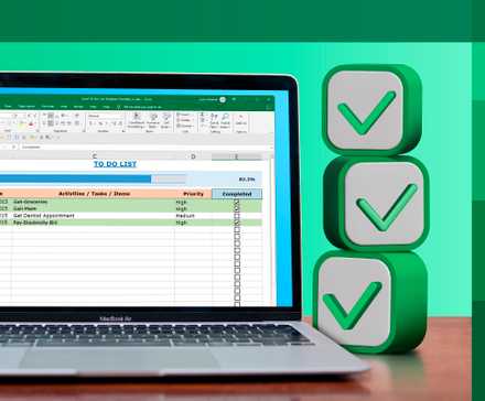 Ноутбук с Excel, рядом галочки.