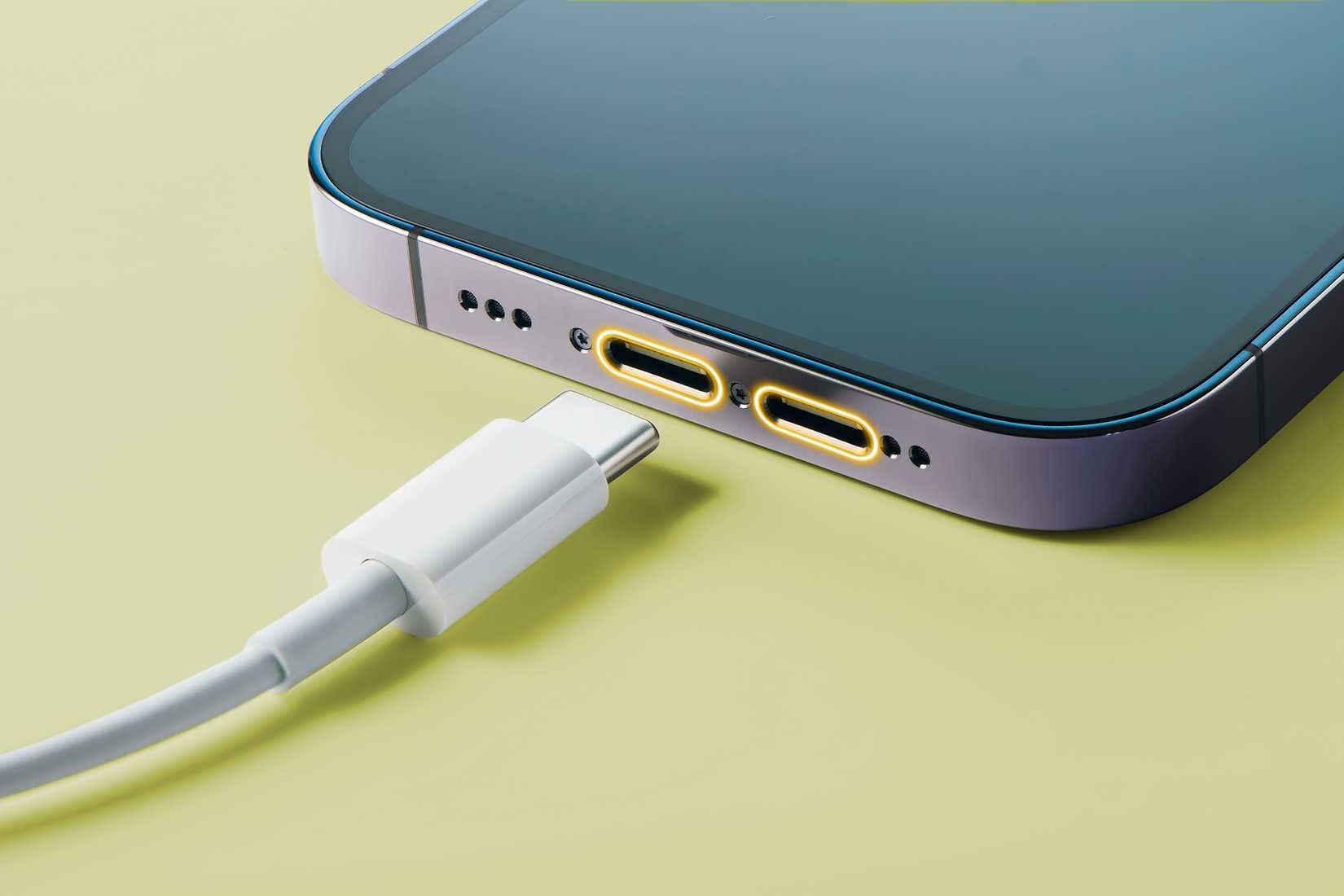 Un teléfono con dos puertos USB-C.