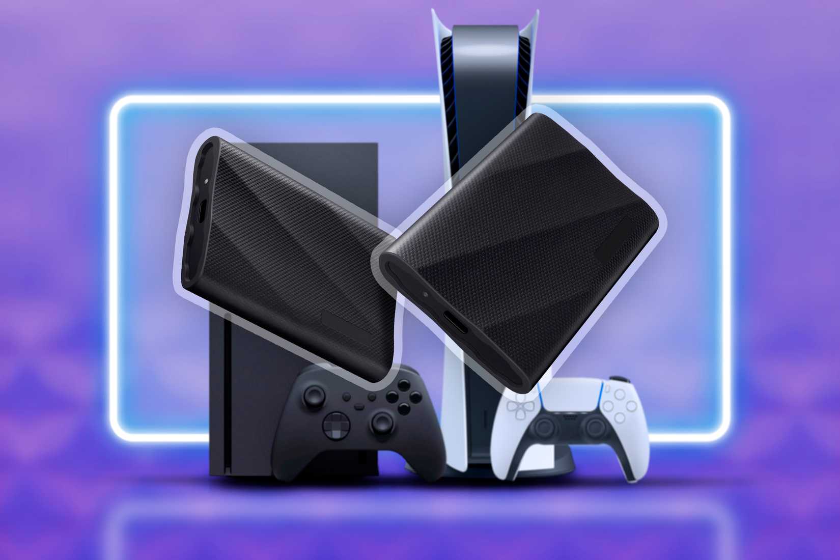 Um Xbox e um PlayStation lado a lado com dois SSDs externos no centro.
