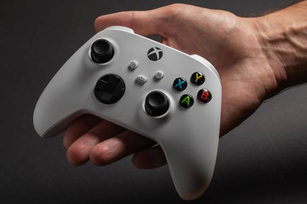 An Xbox Series S controller in someone's hand.