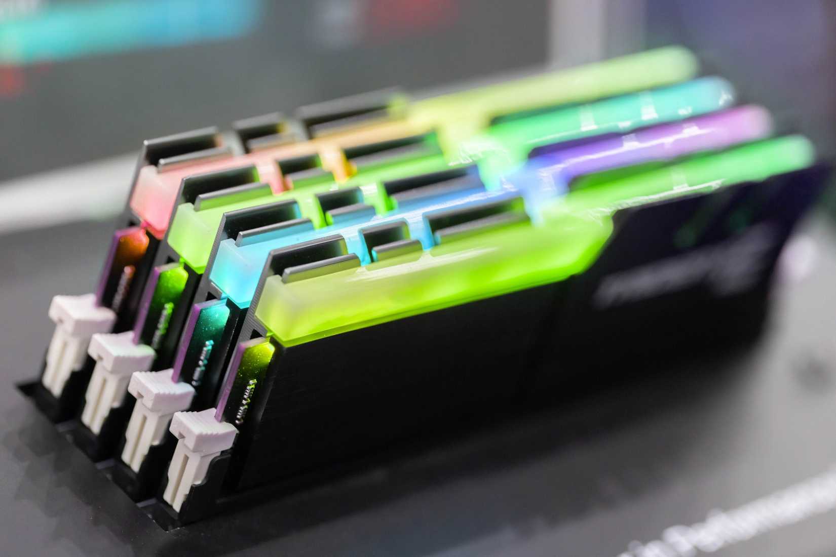 Vista da RAM do computador RGB em um slot.