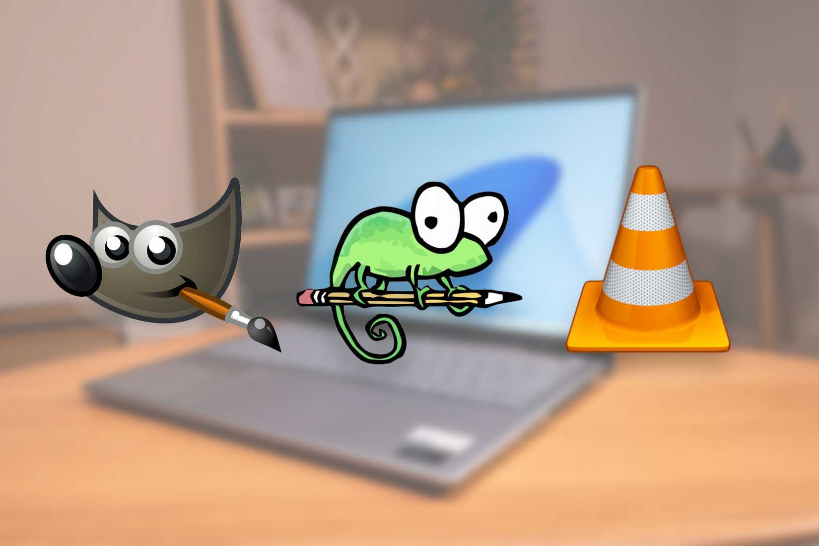 Siglele GIMP, Notepad++ și VLC peste o fotografie a unui laptop.