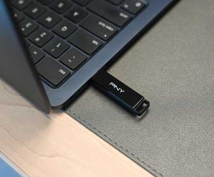 Флешка PNY Elite X Type C в ноутбуке.