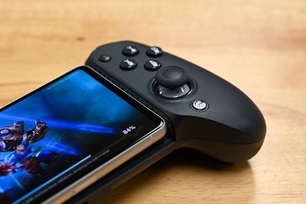 A phone in the G8+ Galileo Wireless Mobile Gaming Controller