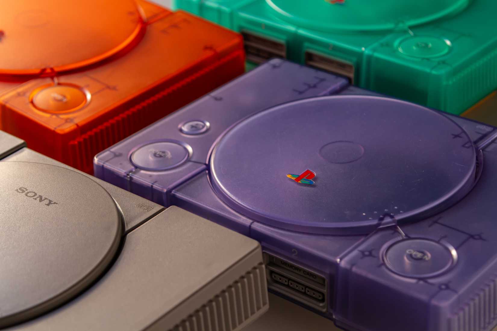 Uma variedade de consoles PlayStation originais.