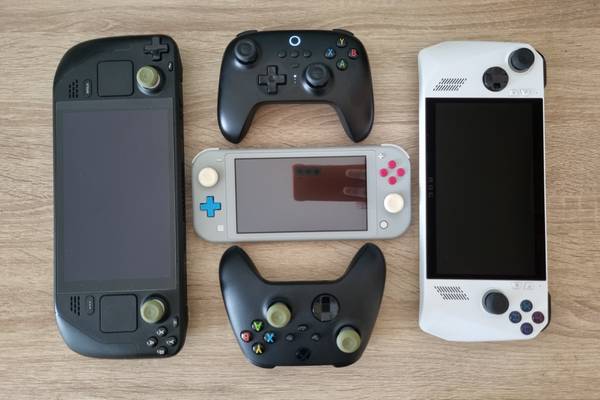 Steam Deck, ROG Ally, Switch Lite, and two controllers, all equipped with thumbstick grips. 