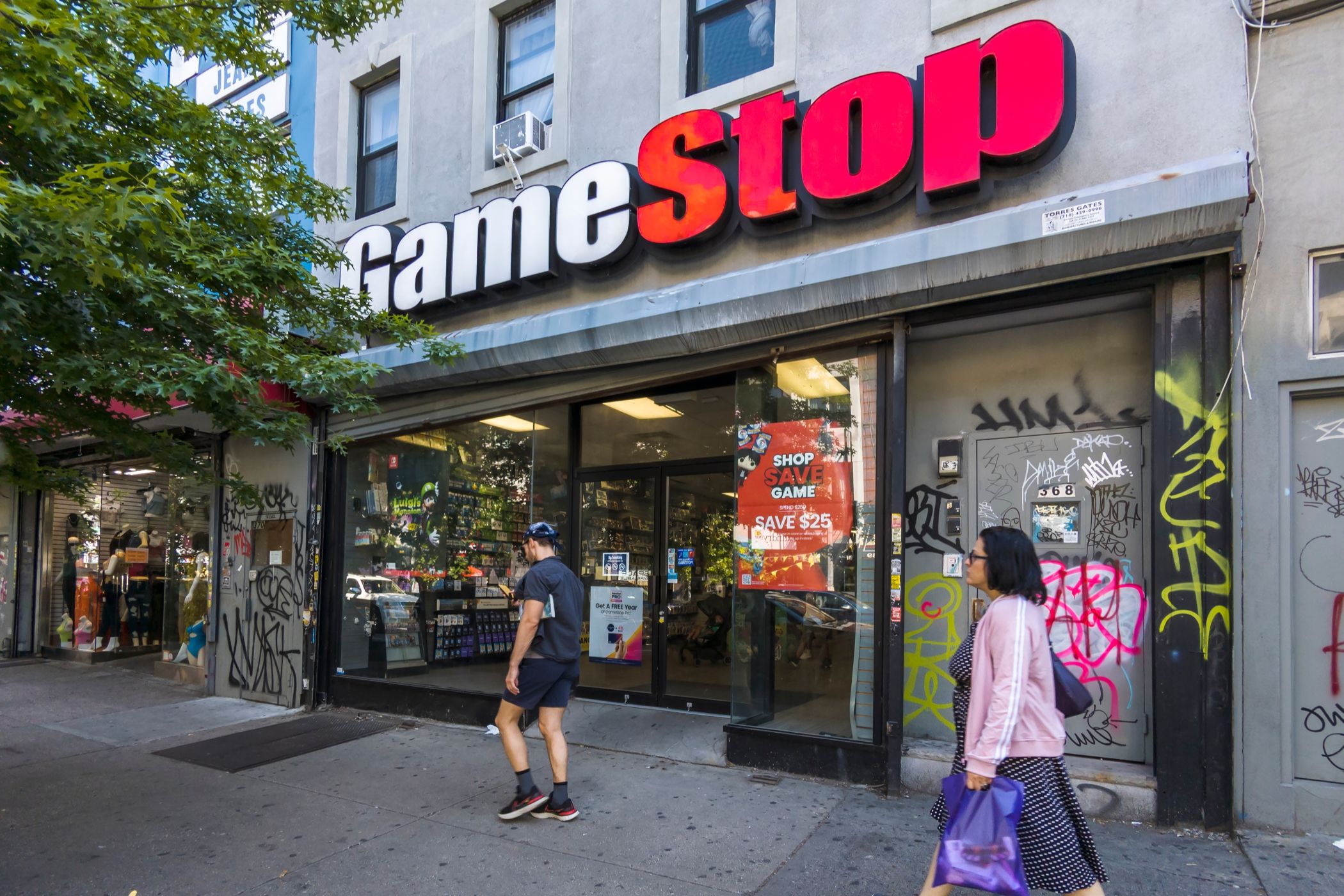 Some GameStops Will Soon Sell Retro Games And That S A Good Thing A Gamestop Retail Shop With Graffiti Outside