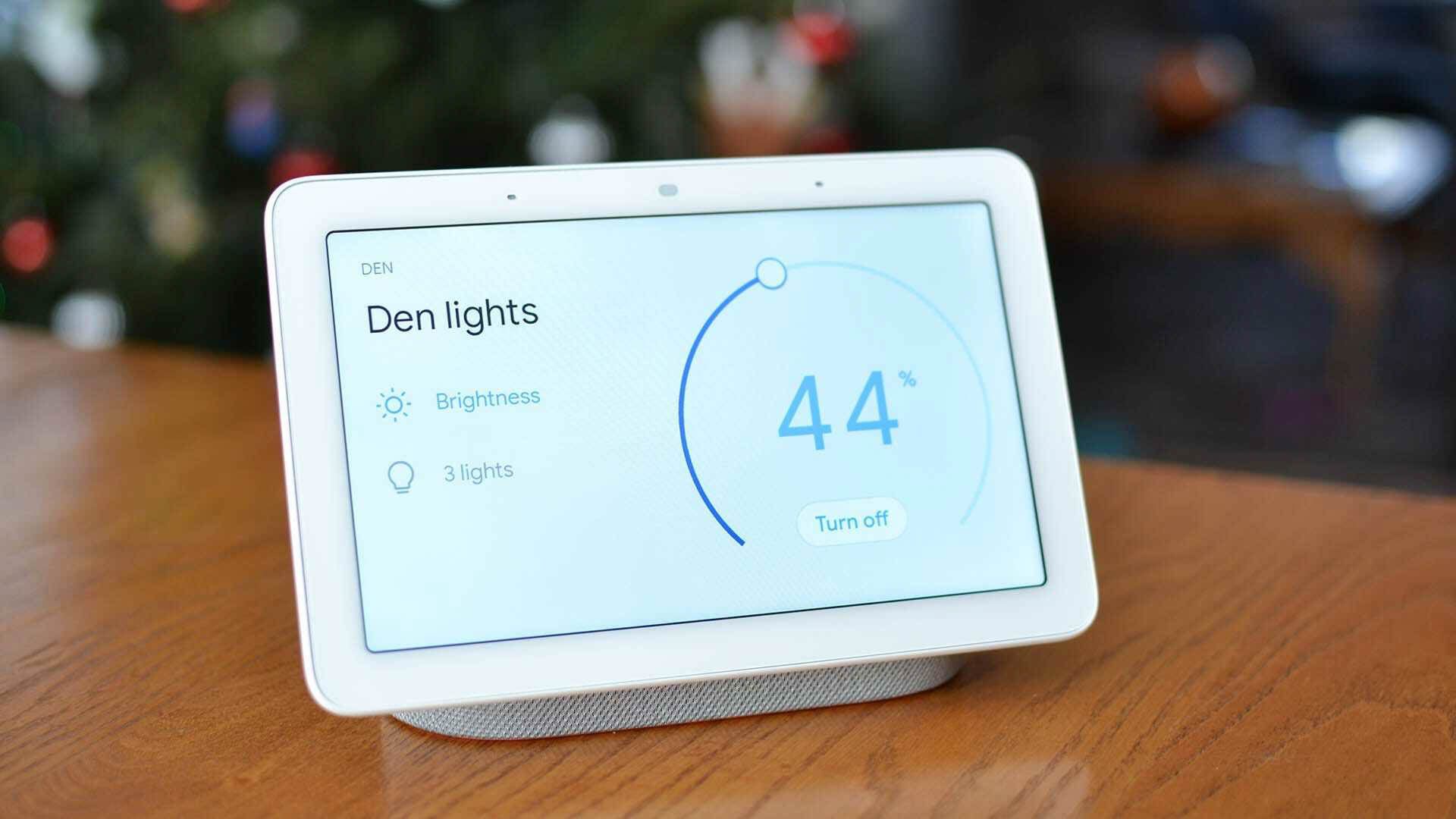 Uma casa inteligente pode ser simples | Usando o Nest Hub para controlar as luzes.