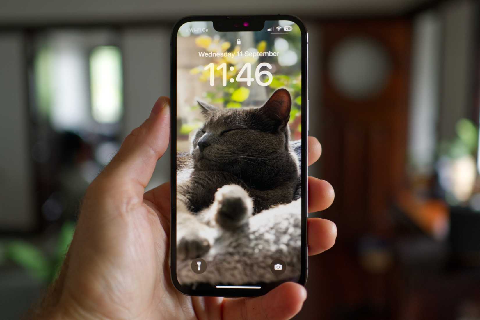Um iPhone 13 Pro na tela de bloqueio.