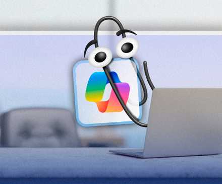 Ноутбук на столе с логотипами Clippy и Copilot.