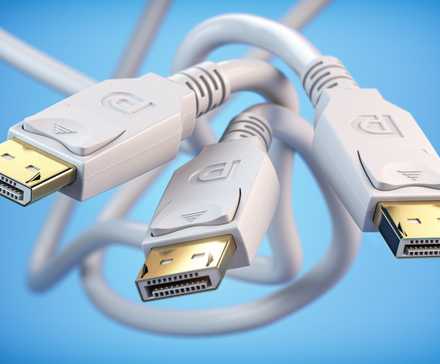 Три кабеля DisplayPort на синем фоне.
