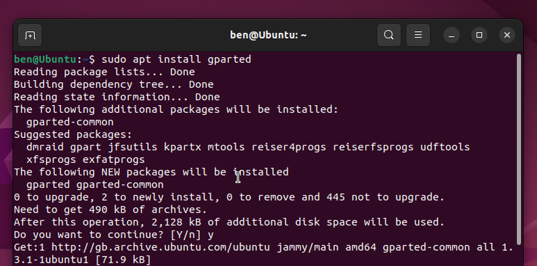 No terminal, digite sudo apt install gparted e pressione Enter.