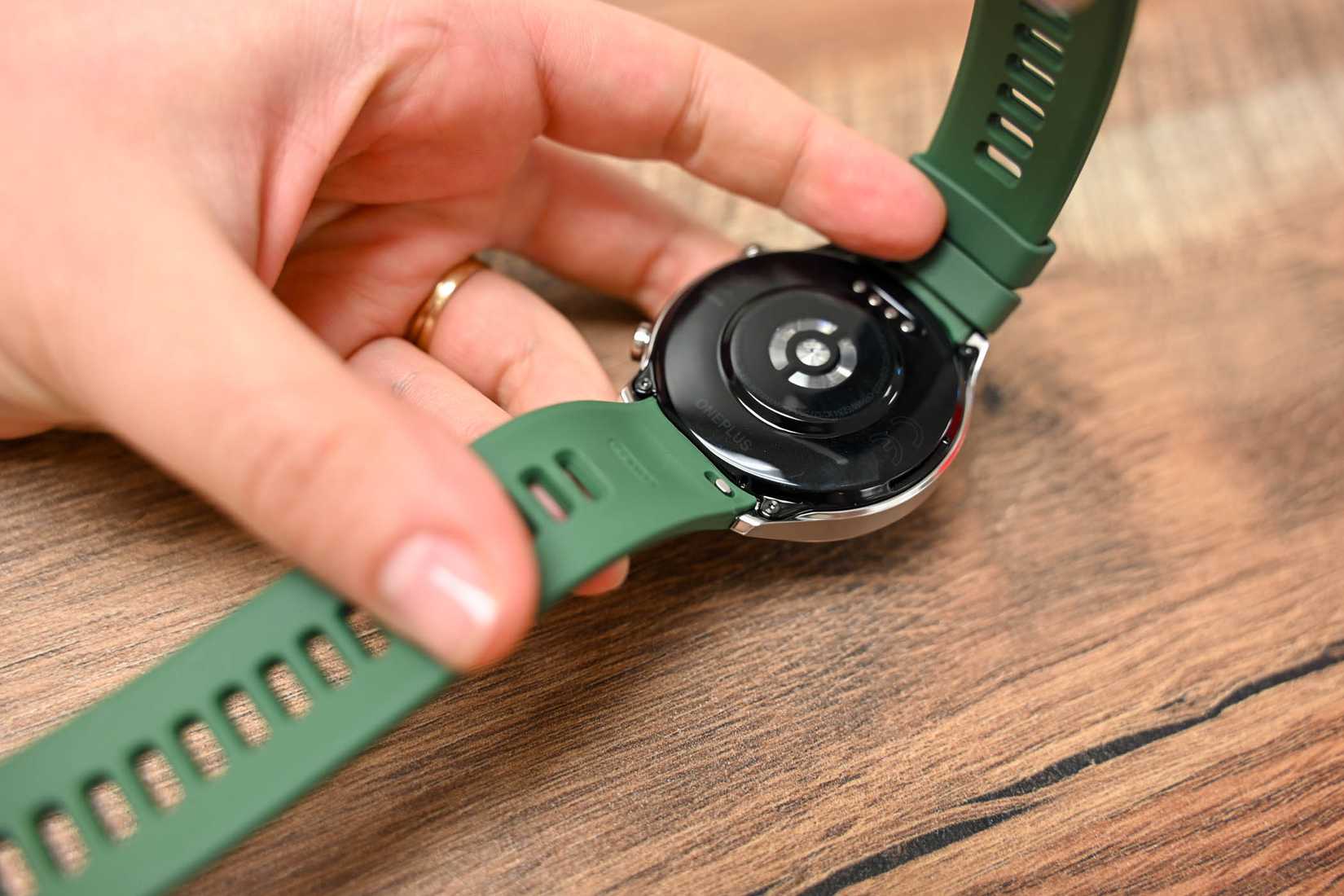 OnePlus Watch 2R Review: Cheaper. Lighter. Better.