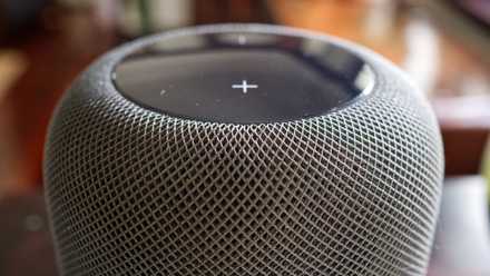 I gave my good house a "dumb mode" that visitors can if truth be told perceive A first-generation gray HomePod speaker in a living room.