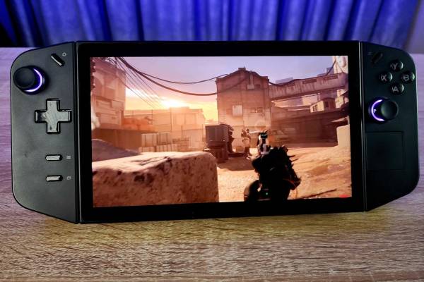 A photo of Half-Life Alyx gameplay simulated on a Lenovo Legion Go screen.