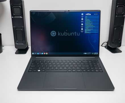 Ноутбук с Kubuntu на столе.