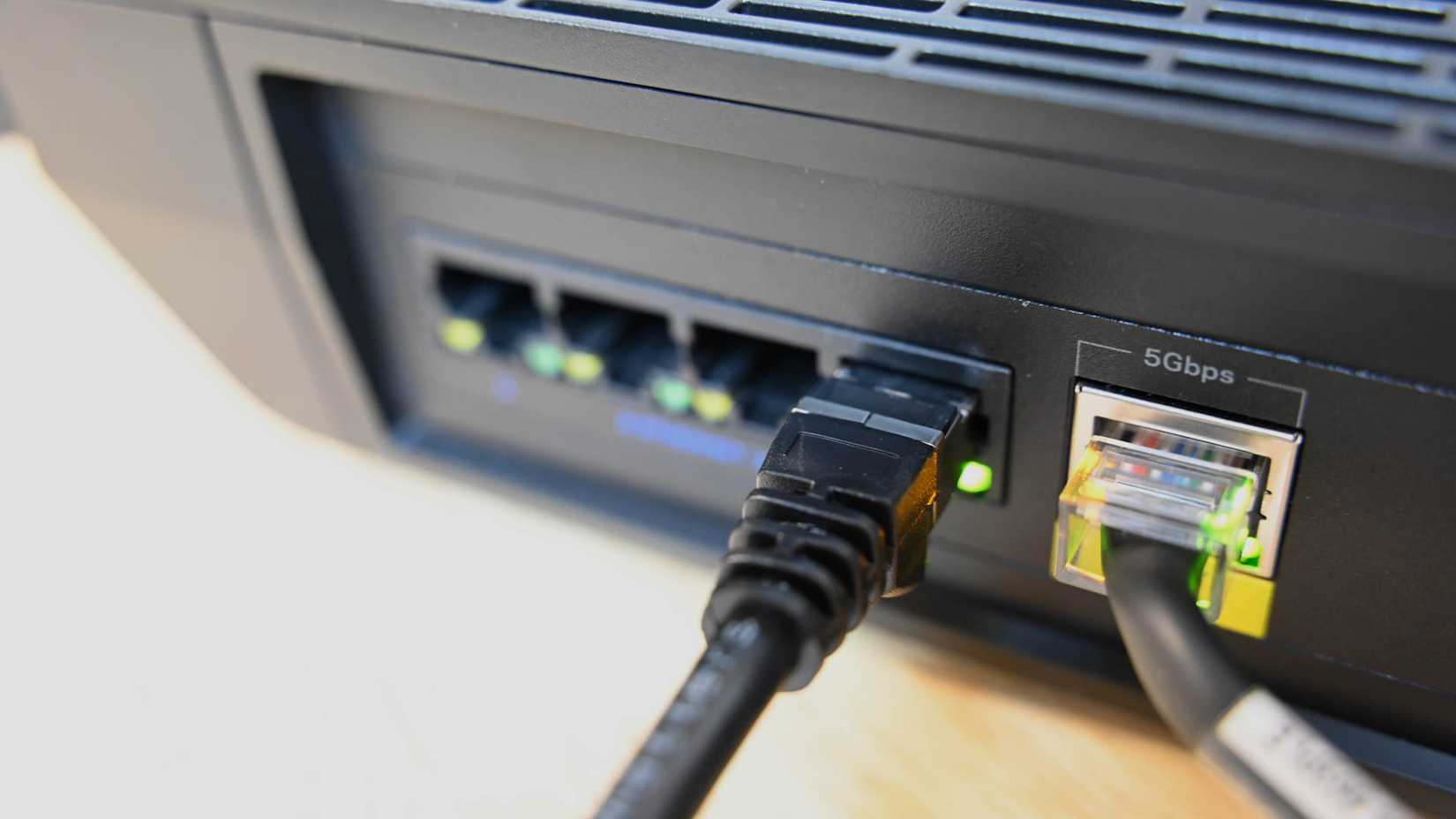 Кабель Ethernet, подключённый к роутеру