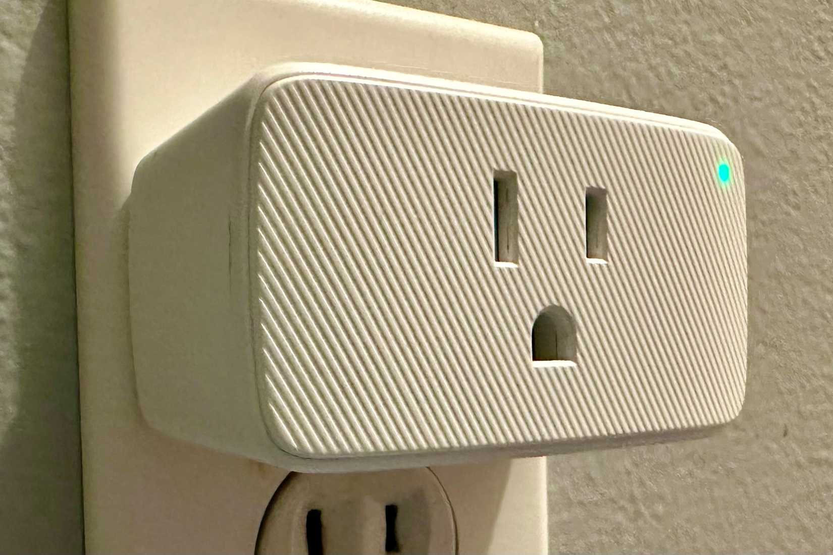 Умная розетка VOCOlinc, подключённая в розетку.