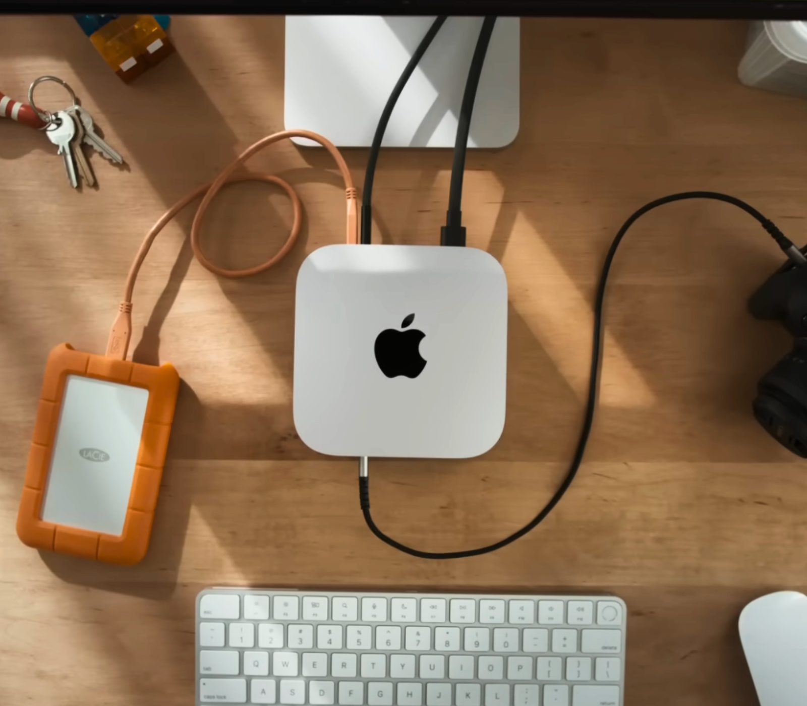 m4-mac-mini-on-a-desk.png?w=