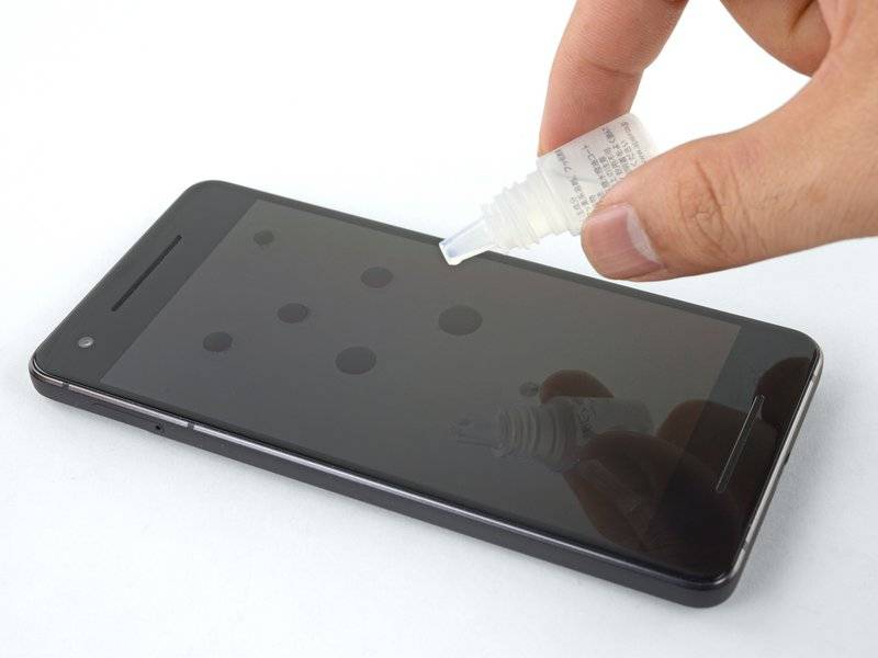 4 tips to keep your phone's screen smooth and clean