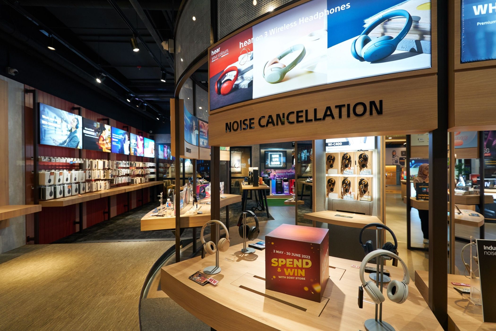 Hi-Fiコンポーネントが並べられたオーディオラック