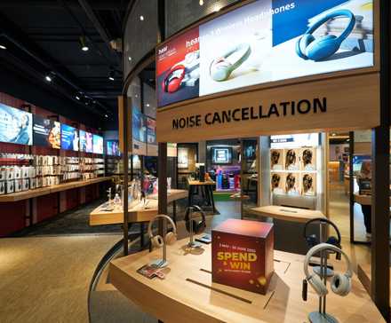 Hi-Fiコンポーネントが並べられたオーディオラック