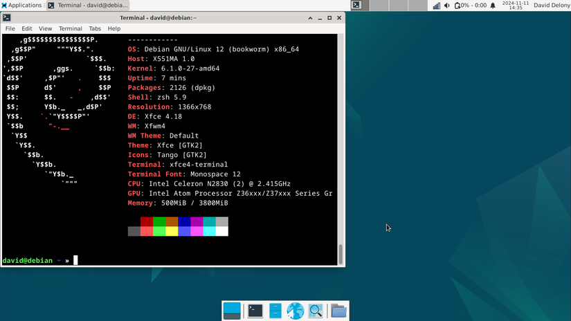 Desktop Xfce Debian com neofetch em uma janela de terminal rodando em um antigo laptop ASUS.
