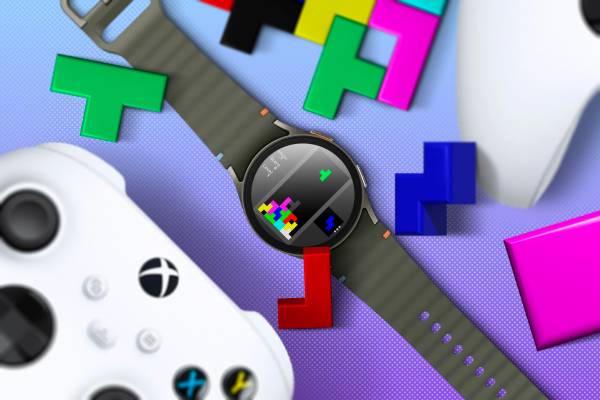 A Galaxy Watch running Tetris with an Xbox controller beside it.