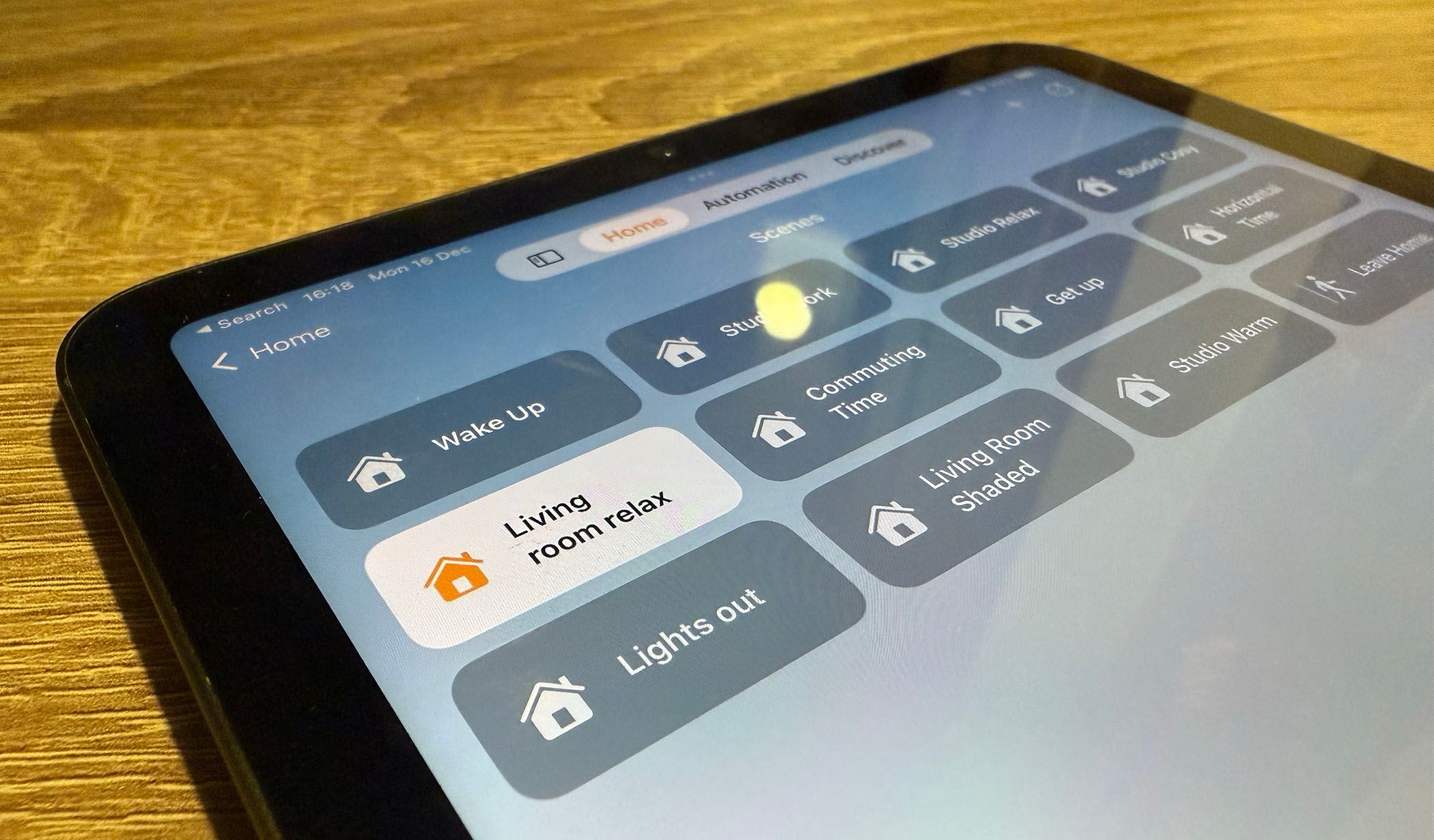 iPad mini с открытым приложением для умного дома