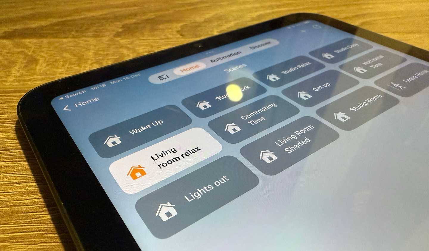 6 способов подарить вторую жизнь старому iPad iPad mini с открытым приложением для умного дома