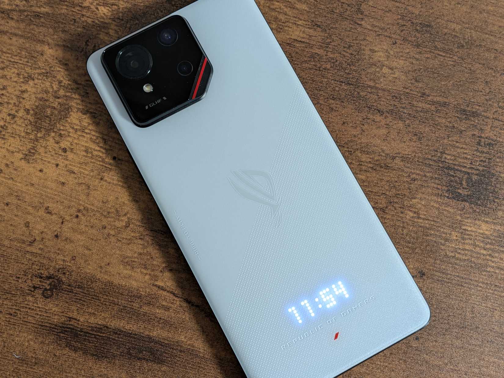 ASUS ROG Phone 9 mostrando o tempo com AniMe Vision.