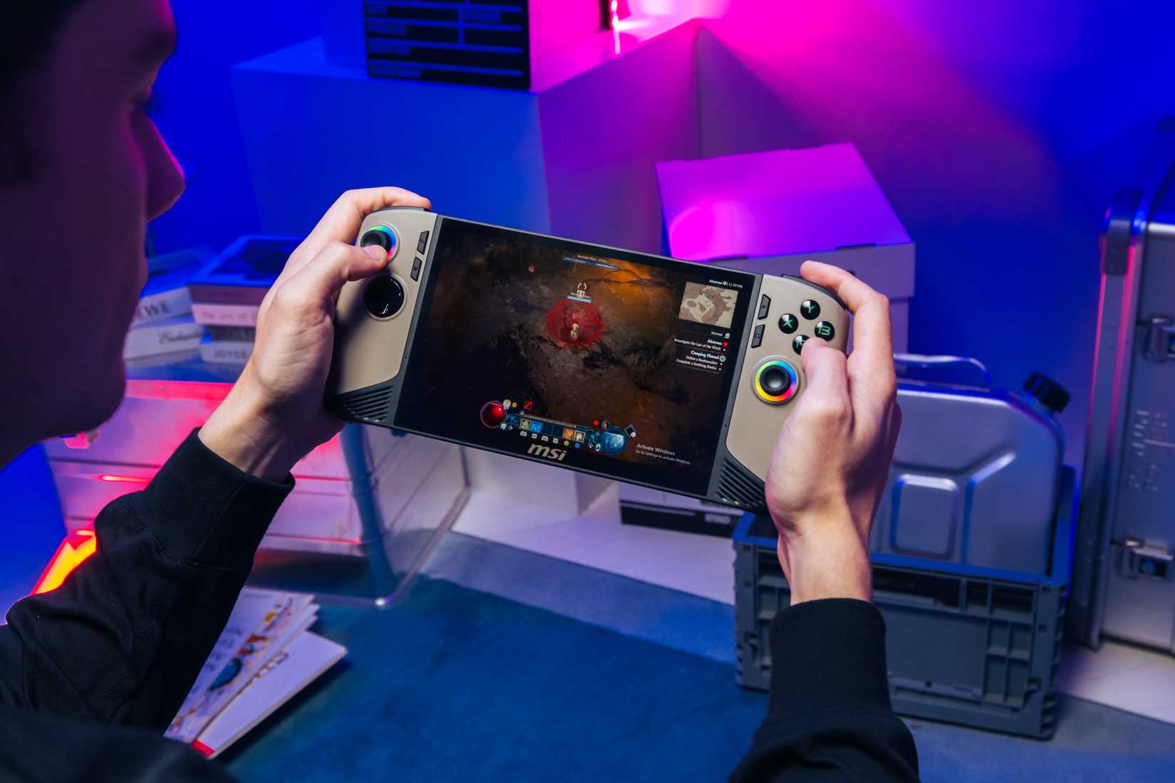 Mãos segurando um computador de mão MSI Claw, usando palitos de polegar e outros controles para jogar um jogo de ação.